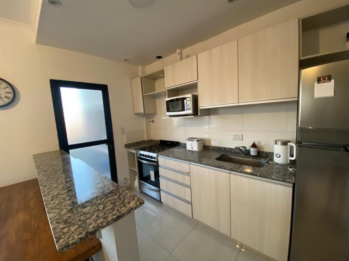Departamento Con Gran Balcon A La Calle Y Parrilla